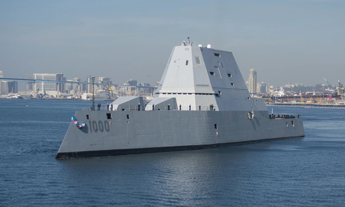 Khu trục hạm USS Zumwalt tiến vào cảng San Diego, bang California, Mỹ tháng 8/2016. Ảnh: US Navy