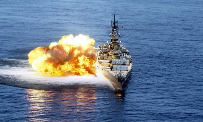 Thiết giáp hạm USS Iowa khai hỏa trên biển tháng 8/1984. Ảnh: US Navy