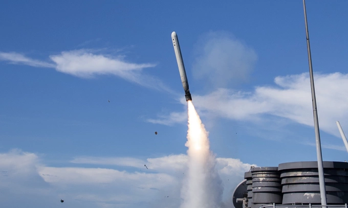 Tên lửa Tomahawk rời ống phóng trên khu trục hạm Curtis Wilbur tại biển Philippines tháng 5/2019. Ảnh: US Navy