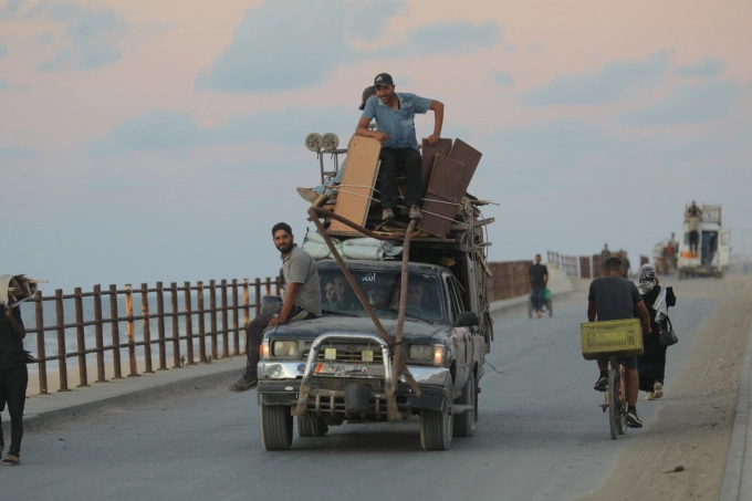 Người Palestine sơ tán trên một con đường ở miền trung Gaza ngày 30/9. Ảnh: AFP