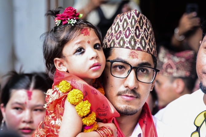 Aryatara Shakya, hai tuổi 8 tháng, được bố bé đi tới đền Thánh nữ ở Kathmandu ngày 30/9. Ảnh: AFP