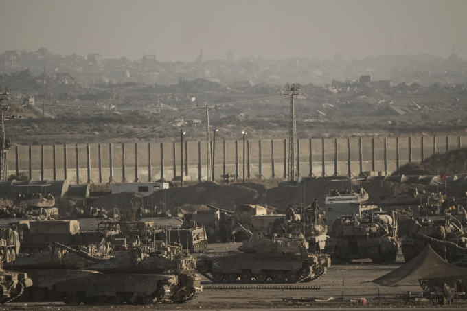 Xe tăng, thiết giáp Israel tập kết gần Dải Gaza ngày 16/9. Ảnh: AP