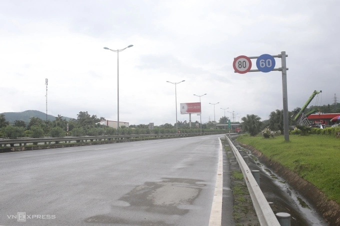 Đoạn Yên Bái - Lào Cai chỉ có hai làn xe. Ảnh: Việt An