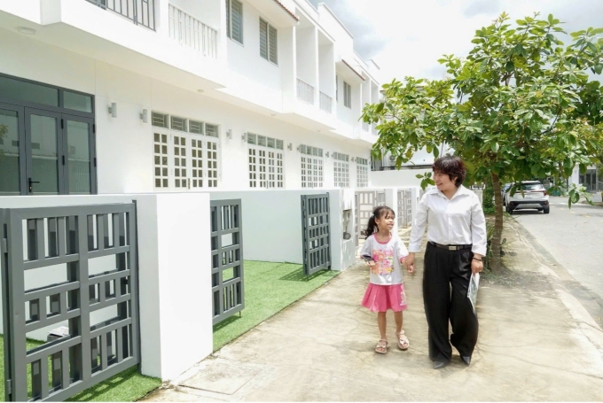 Khách hàng tham quan nhà phố dự án Phước Đông New City. Ảnh: V.N
