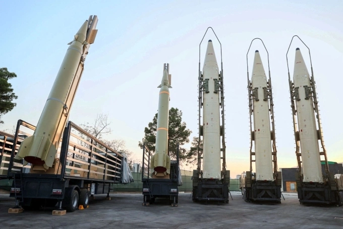 Loạt tên lửa trong triển lãm về thành tựu quốc phòng của Iran ở Tehran hồi năm 2023. Ảnh: Reuters