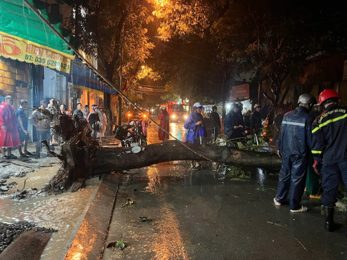 Lực lượng chức năng có mặt xử lý sự việc. Ảnh: Thái Hà