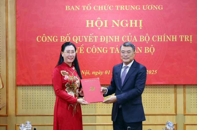 Bà Bùi Thị Quỳnh Vân nhận quyết định điều động của Bộ Chính trị. Ảnh: TTXVN