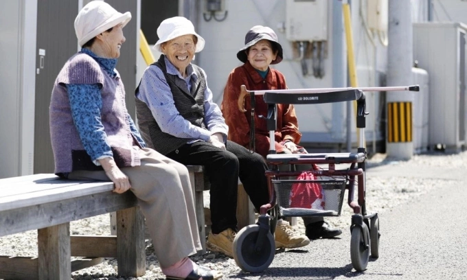 Người cao tuổi trên đường phố Mashiki, tỉnh Kumamoto, Nhật Bản. Ảnh: Kyodo