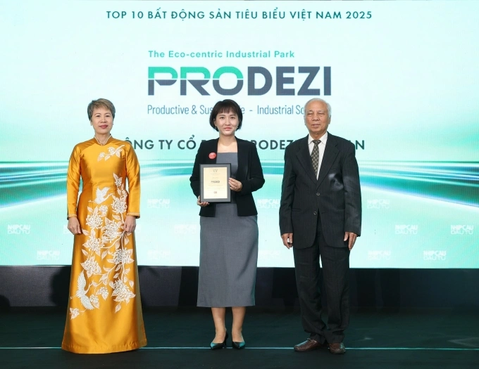 Đại diện Prodezi Long An nhận giải Top 10 doanh nghiệp bất động sản tiêu biểu Việt Nam 2025. Ảnh: Prodezi