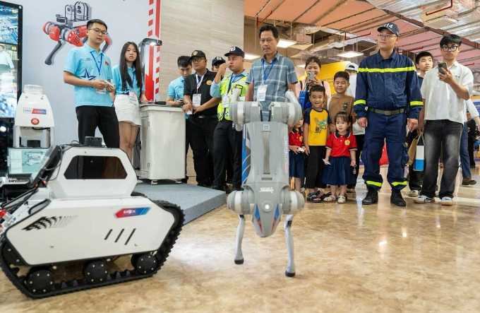 Trình diễn robot tại Ngày hội Đổi mới sáng tạo Quốc gia 2025, sáng 1/10 ở Hòa Lạc. Ảnh: Tùng Đinh