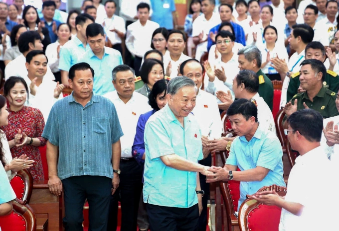 Tổng Bí thư Tô Lâm và các đại biểu Quốc hội đoàn TP Hà Nội tiếp xúc cử tri đơn vị bầu cử số 10. Ảnh: Phạm Hùng