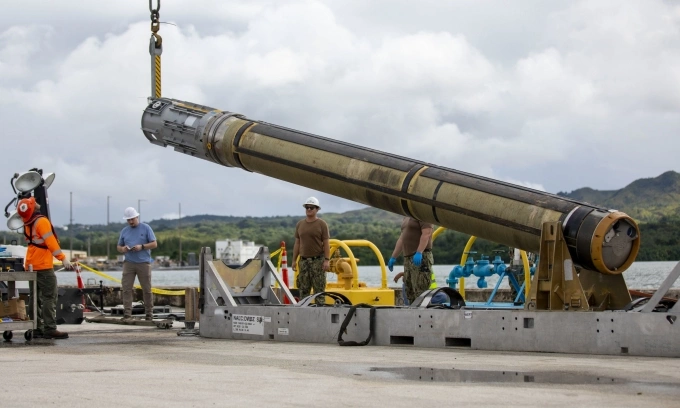 Kỹ thuật viên Mỹ dỡ tên lửa Tomahawk khỏi tàu ngầm ở quân cảng Guam hồi năm 2023. Ảnh: US Navy