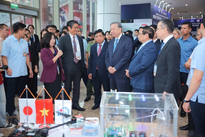 Tổng bí thư Tô Lâm tham quan gian hàng tại Ngày hội Đổi mới sáng tạo quốc gia 2025. Ảnh: TTTT