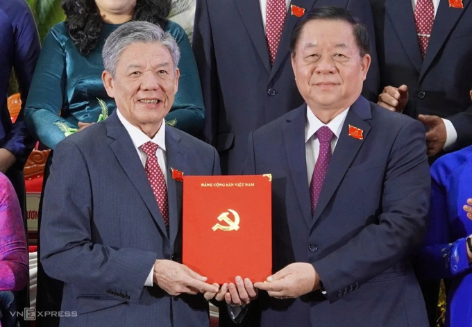 Ông Nguyễn Trọng Nghĩa, Trưởng ban Tuyên giáo và Dân vận trung ương, trao quyết định cho Tân Bí thư tỉnh ủy Đồng Tháp Ngô Chí Cường. Ảnh: Hoàng Nam