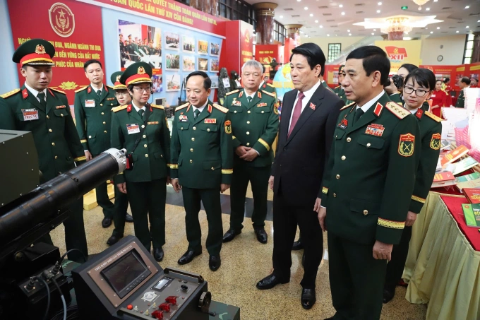 Chủ tịch nước Lương Cường, Bộ trưởng Quốc phòng Phan Văn Giang tham quan một số sản phẩm công nghiệp quốc phòng bên lề Đại hội. Ảnh: Hoàng Phong