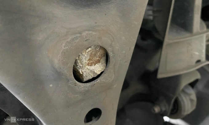 Đá cuội kẹt trong hệ treo của một mẫu sedan sau khi lội qua đường ngập. Ảnh: Hồ Tân