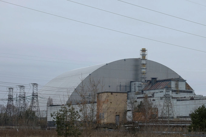 Vòm thép bao trùm lò phản ứng số 4 tại nhà máy điện hạt nhân Chernobyl ở tỉnh Kiev, Ukraine trong ảnh chụp hồi tháng 4. Ảnh: Reuters