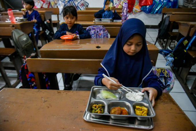 Học sinh vẫn tiếp tục dùng bữa trưa học đường tại Bandung ngày 1/10. Ảnh: Reuters