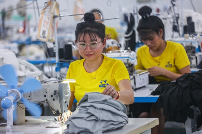 Công nhân làm việc tại công ty may mặc ở xã Vĩnh Lộc A, TP HCM, tháng 8/2025. Ảnh: Quỳnh Trần