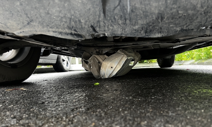 Tấm ốp gầm trên chiếc SUV bị co rúm lại sau khi đi qua đường ngập. Ảnh: Đoàn Huy