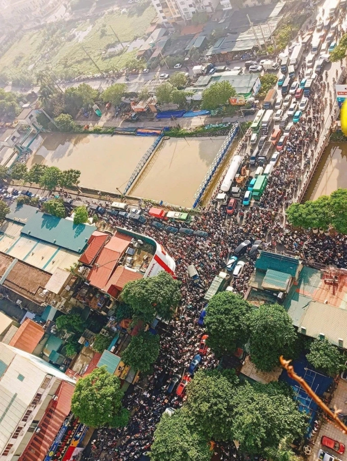 Cầu Tó tắc cứng vào trưa 2/10. Ảnh: Facebook