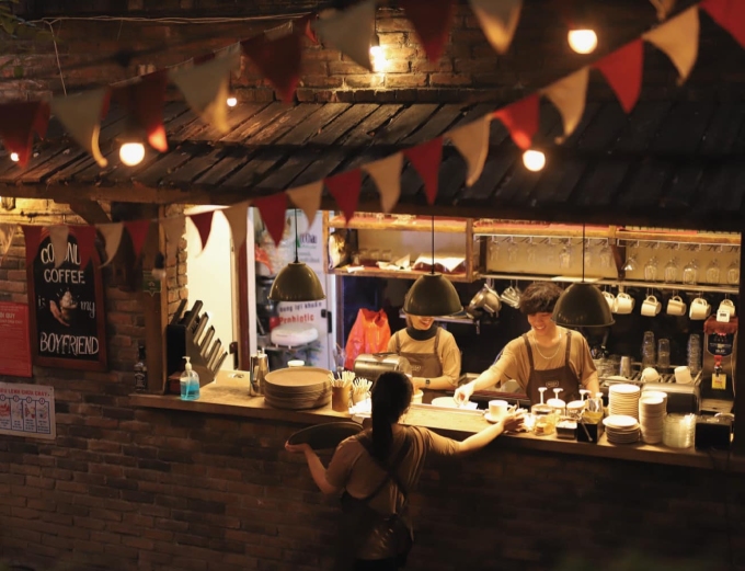 Một góc Xofa Cafe & Bistro vào buổi tối. Ảnh: Xofa