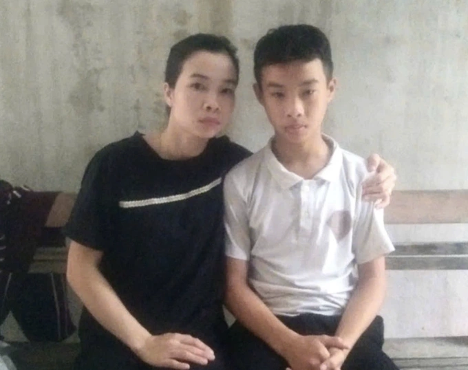 Thưởng và mẹ trong thời gian điều trị bệnh. Ảnh: Gia đình cung cấp