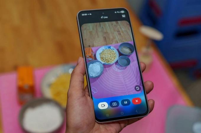 Gemini Live hỗ trợ người dùng trong quá trình làm bánh. Ảnh: Samsung