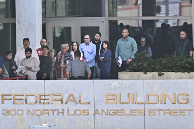 Người dân xếp hàng vào Tòa nhà Liên bang ở Los Angeles, bang California ngày 1/10. Ảnh: AFP