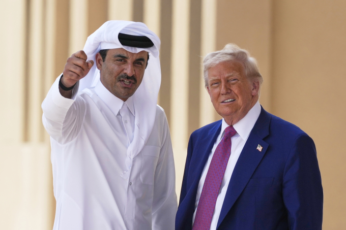 Quốc vương Qatar Tamim bin Hamad Al Thani và Tổng thống Mỹ Donald Trump (phải) tại Doha ngày 15/5. Ảnh: AP