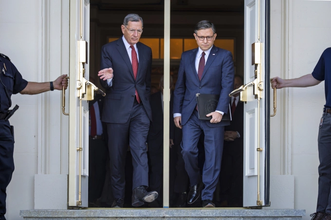 Thượng nghị sĩ Cộng hòa John Barrasso và Chủ tịch Hạ viện Mike Johnson tại Đồi Capitol ngày 1/10. Ảnh: AP