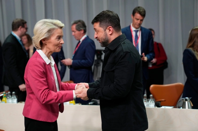 Chủ tịch Ủy ban châu Âu Ursula von der Leyen (trái) và Tổng thống Ukraine Volodymyr Zelensky tại Copenhagen, Đan Mạch ngày 2/10. Ảnh: AP