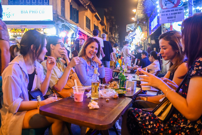 Phố Tạ Hiện, Lương Ngọc Quyến nhộn nhịp khách. Ảnh: Giang Huy