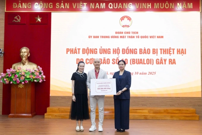 Vợ chồng ca sĩ Tuấn Hưng ủng hộ đồng bào bị ảnh hưởng bão. Ảnh: Hoàng Phong