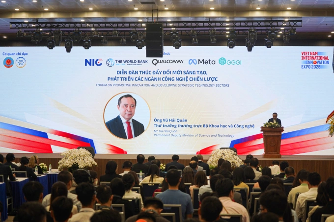 Thứ trưởng Thường trực Khoa học và Công nghệ Vũ Hải Quân phát biểu tại Diễn đàn Thúc đẩy đổi mới sáng tạo, phát triển các ngành công nghệ chiến lược, tháng 10/2025. Ảnh: Lưu Quý