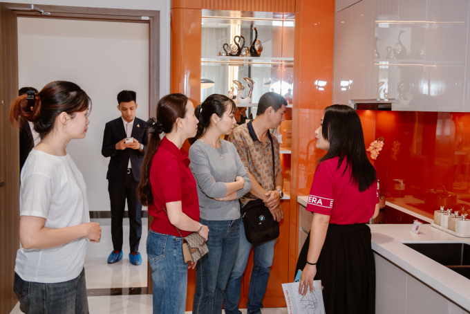 Khách hàng tham quan và tìm hiểu về dự án The Aspira. Ảnh: Sai Gon High Rise