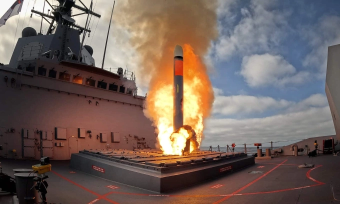 Tên lửa Tomahawk được phóng từ chiến hạm HMAS Brisbane của Australia tháng 12/2024. Ảnh: Hải quân Australia