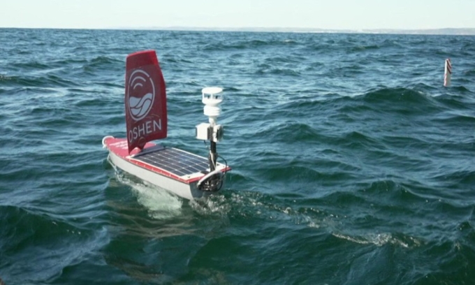 Robot C-Star hoạt động trên mặt biển. Ảnh: NOAA/Oshen