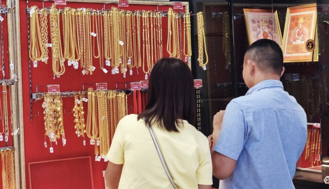 Khách mua trang sức vàng giả tại Thong Ek Jewelry, tỉnh Nonthaburi miền trung Thái Lan, ngày 1/10. Ảnh: Khaosod