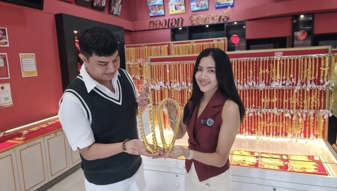 Inkwat Decharat và Juthamas, đôi vợ chồng chủ tiệm trang sức vàng giả nổi tiếng ở Nonthaburi. Ảnh: Khaosod
