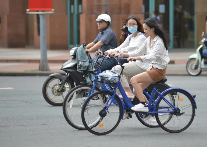 Người dân đi xe đạp ở trung tâm TP HCM. Ảnh: Hạ Giang