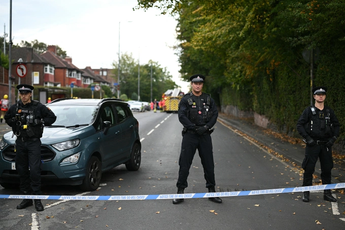 Cảnh sát làm nhiệm vụ bên ngoài giáo đường Do Thái Heaton Park ở Manchester sau vụ tấn công ngày 2/10. Ảnh: AFP