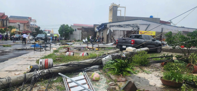 Lốc xoáy ở Hưng Yên sáng 29/9 làm 2 người chết, 9 người bị thương. Ảnh: Thái Bình news