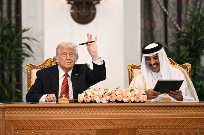 Tổng thống Trump (trái) và Quốc vương Qatar Tamim bin Hamad al-Thani tại lễ ký kết thỏa thuận ở Cung điện Hoàng gia, Doha, ngày 14/5. Ảnh: AFP