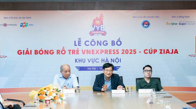 Đại diện ban tổ chức trả lời các câu hỏi từ phóng viên các báo, đơn vị truyền thông ở Hà Nội. Ảnh: Tùng Đinh
