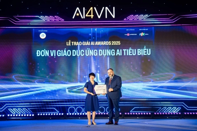 Bà Bùi Thanh Vân - Trưởng ban tổ chức trao giải thưởng Đơn vị Giáo dục ứng dụng AI tiêu biểu cho PGS. Ali Al-Dulaimi - Trưởng khoa Khoa học Máy tính & Công nghệ, trường Đại học Anh Quốc Việt Nam. Ảnh: Tùng Đinh