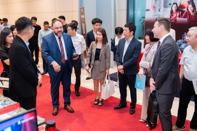 PGS. Ali Al-Dulaimi giới thiệu về nỗ lực ứng dụng AI trong giáo dục của BUV với các chuyên gia, khách mời tại AI4VN. Ảnh: Tùng Đinh