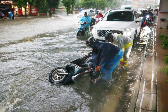 Người dân Hà Nội bì bõm trong nước ngập ngày 30/9. Ảnh: Tùng Đinh