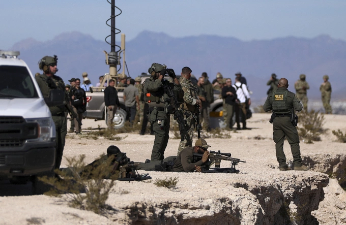 Xạ thủ lục quân Mỹ và cảnh sát được triển khai gần biên giới Mexico ngày 3/2. Ảnh: AFP