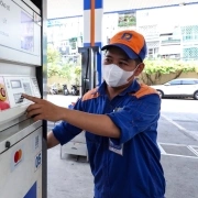 Điểm tin 17h: Giá xăng, dầu cùng tăng | Ngân hàng đầu tiên ra mắt thương hiệu vàng miếng